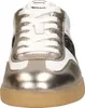 A close-up front view of a sneaker. Voir les images du produit