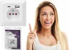 A woman is pointing upwards next to a product image of a wall socket with USB ports and its packaging. Anteprima dell’immagine prodotto