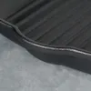 A close-up, angled view of the edge of a black cast iron grill pan, showing the ribbed surface and the textured edge. Voir les images du produit