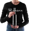 A person wearing a black long-sleeved shirt and blue jeans holds a clear glass bottle. Produktbild-Vorschau