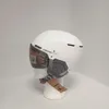 A white ski helmet with a visor is displayed on a white mannequin head against a light gray and white background. Anteprima dell’immagine prodotto