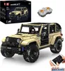 A remote-controlled off-road toy jeep and its accessories are displayed against a white background. Voir les images du produit