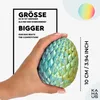 A hand holding a decorative egg with text overlays promoting its size. Voir les images du produit