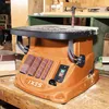 A woodworking tool sits on a workbench. Podgląd zdjęcia produktu