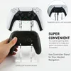 A clear acrylic controller stand holding two game controllers, with text overlays highlighting its features and benefits. Produktbild-Vorschau