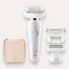 A white Braun Silk-epil 9 Flex SES 9002 3D epilator with gold accents is displayed with its accessories and a storage pouch against a light gray background. Voir les images du produit