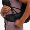 Detailansicht des Rucksacks "Trailblazer 25" von Montane; Fokus auf die Tragegurte und Schnallen. Produktbild-Vorschau