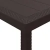 A close-up view of the corner of a dark brown poly-rattan garden table, showing the texture of the tabletop and one of its legs. Anteprima dell’immagine prodotto