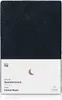 A dark blue fitted sheet with a white label at the bottom. Voir les images du produit