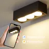 A hand holding a smartphone showing a reflection of a ceiling light fixture, with text overlays indicating product features. Anteprima dell’immagine prodotto