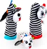 Set - kontrastierende Socken und eine Rassel an der Hand, Produktbild-Vorschau 5