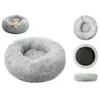 A collage of images showing a round, fluffy pet bed in gray from different angles, including one with a cat inside. Anteprima dell’immagine prodotto