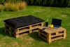 Outdoor lounge area with pallet furniture, drinks, and a laptop. Voir les images du produit