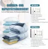 A person is partially visible in the background, with stacks of pillows, a folded comforter, and folded clothes in the foreground. To the right, there are diagrams and text detailing the capacity of vacuum storage bags in different sizes. Produktbild-Vorschau