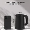 A black electric kettle is shown next to a black smartphone for size comparison. Dimensions are indicated with lines and numbers. Produktbild-Vorschau