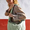 reisenthel GO5058 Moonbag puffer iced matcha Trendige Produktbild-Vorschau 3
