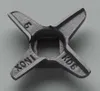 A close-up, top-down view of a metal meat grinder blade with four sharp edges. Voir les images du produit