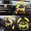 Gelb-schwarzes Spielzeuglenkrad mit blauen Tasten und Tachometer, in verschiedenen Positionen im Auto gezeigt Voir les images du produit