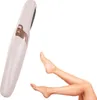 A close-up of an electric foot file next to a pair of legs and feet. Voir les images du produit