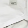 A close-up view of a white fabric label with brand information. Produktbild-Vorschau