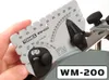 A hand holds a Tormek WM-200 angle measuring device against a sharpening machine. Anteprima dell’immagine prodotto