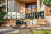 A collection of various sized planters displayed on outdoor steps. Anteprima dell’immagine prodotto