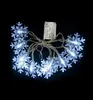 A string of snowflake-shaped LED lights on a black background. Voir les images du produit