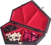 An open wooden box with red velvet lining, containing chess pieces of different colors. Anteprima dell’immagine prodotto
