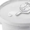 A close-up view of the lid of a white fermentation bucket, showing a clear plastic airlock and a small drop of liquid. Anteprima dell’immagine prodotto