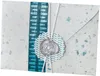 A close-up view of a decorative envelope sealed with wax and twine. Voir les images du produit