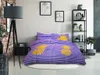A bedroom scene with a bed dressed in purple and yellow pineapple-patterned bedding. Produktbild-Vorschau