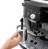 A person is using a De Longhi espresso machine to froth milk. Produktbild-Vorschau