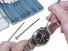 A person's hands are using a small screwdriver to adjust a watch. Anteprima dell’immagine prodotto