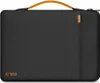A black laptop sleeve with an orange handle and accent. Anteprima dell’immagine prodotto