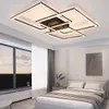A modern bedroom with a large window, bed, and a contemporary ceiling light. Voir les images du produit