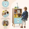 A young child is interacting with a wooden toy shelf decorated with a bear face, with various toys on display. The image also includes inset circular images highlighting specific features of the shelf. Anteprima dell’immagine prodotto
