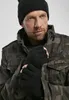 A man wearing a black beanie and a camouflage jacket, with black fingerless gloves on his hands. Anteprima dell’immagine prodotto