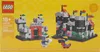 The image shows the LEGO Mini Knight's Castle set packaging, featuring two castle models and two small figures. Anteprima dell’immagine prodotto