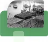 A historical black and white image of a harbor with boats and barrels. Anteprima dell’immagine prodotto