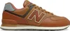 A side view of a New Balance 574 sneaker. Voir les images du produit