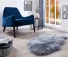 Graues Lammfell vor einem Sessel im Wohnzimmer – gemütlich und natürlich
 Produktbild-Vorschau