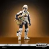 A Star Wars Mandalorian Scout Trooper action figure with Grogu in a satchel, presented against a gradient brown background. Náhled obrázku produktu