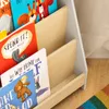 Nahaufnahme von Kinderbüchern im SoBuy Kinderregal KMB106-HG auf einem Holzboden Náhľad obrázku produktu