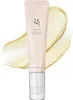 A tube of eye serum with a swatch of the product next to it. Voir les images du produit
