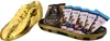A golden boot-shaped tin containing several packs of Premier League 2025/26 trading cards. Podgląd zdjęcia produktu