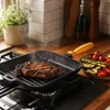 Gusseisen Grillpfanne 28x28 cm mit abnehmbarem Holzgriff – Produktbild-Vorschau 5