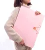 A person holding a pink folder. Produktbild-Vorschau