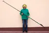 A person stands in front of a wall holding a long telescopic lance. Náhled obrázku produktu