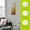 A tall, rectangular clock with a painting of a woman in gold is hanging on a light gray wall. To the right of the clock, there is a green overlay with icons and text describing product features. Produktbild-Vorschau