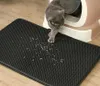 A cat is stepping out of a litter box onto a black litter mat. Náhled obrázku produktu